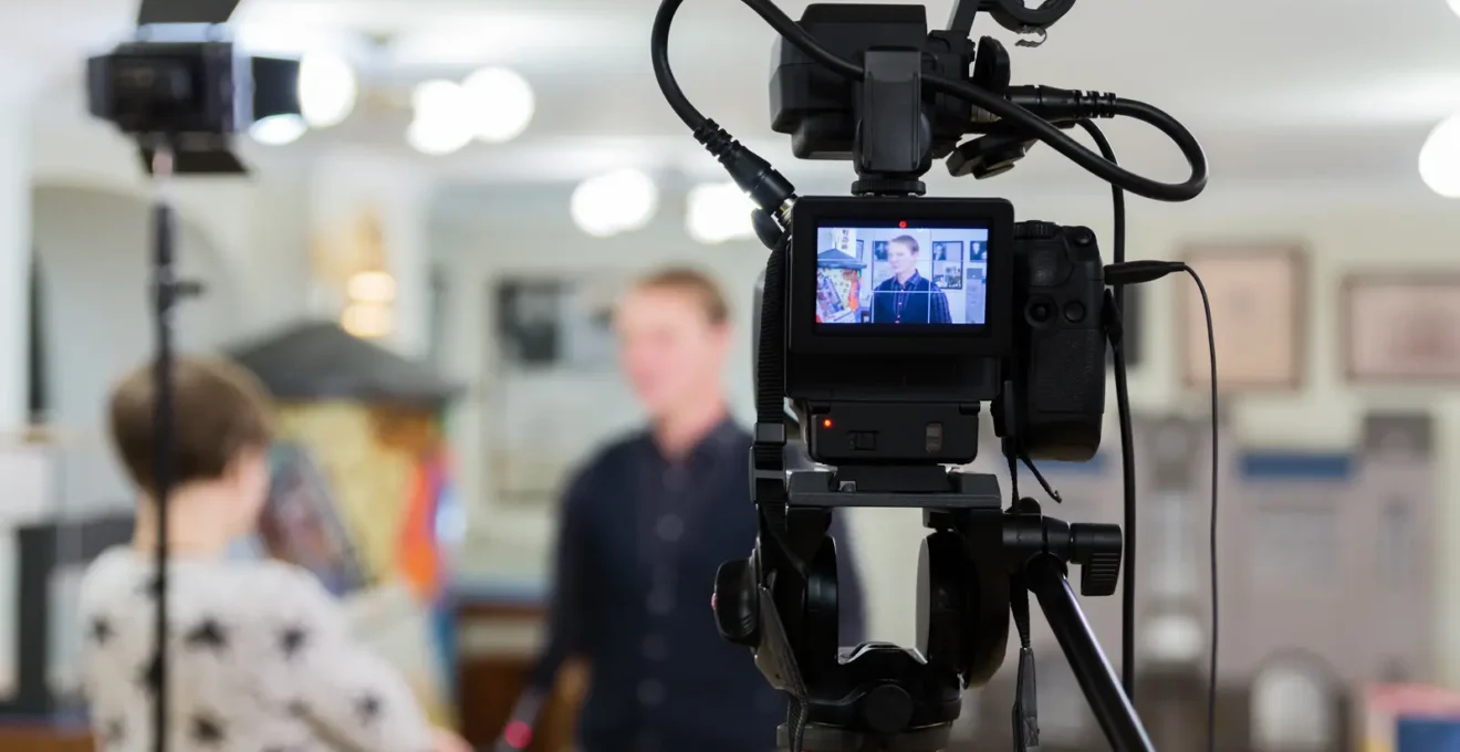 Un technicien prépare une caméra de cinéma dans un magasin de location de matériel vidéo.