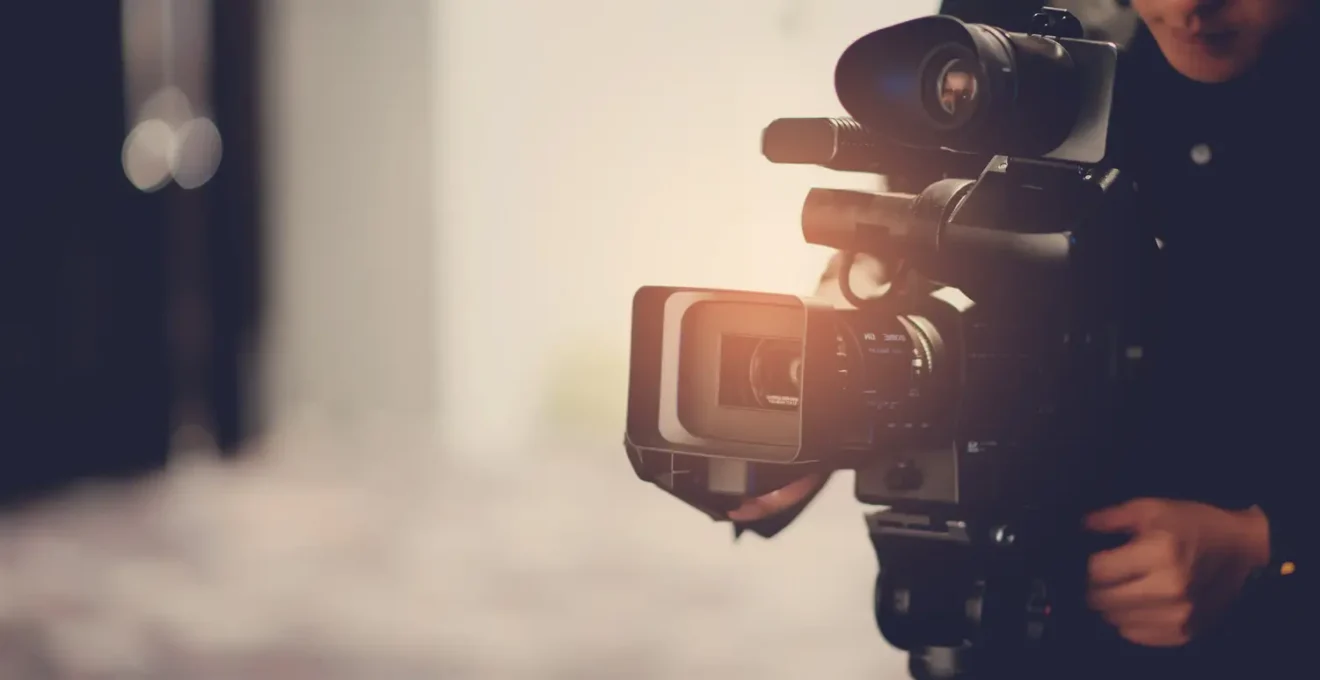 Un vidéaste freelance étudie un devis d'achat de matériel vidéo à son bureau.